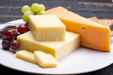 Yıllanmış İngiliz çedar peyniri ve eski Hollanda peyniri, inek sütünden yapılan en popüler peynir çeşidi, fındık ve üzümlü tatlı olarak servis edilir.