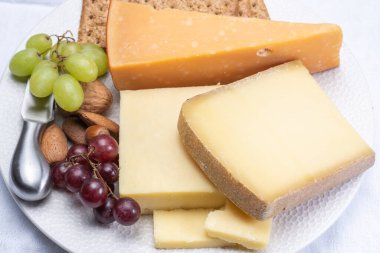 Yıllanmış İngiliz çedar peyniri ve eski Hollanda peyniri, inek sütünden yapılan en popüler peynir çeşidi, fındık ve üzümlü tatlı olarak servis edilir.