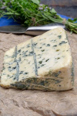 Penisillinyum küflü inek sütünden yapılmış mavi peynir. Özel kokulu lezzetli yumuşak peynir.