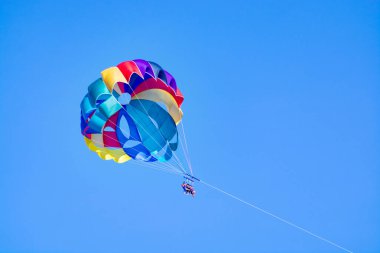 Turistler için deniz ve sahil sporu, mavi gökyüzünde deniz paraşütü kopyalama alanı