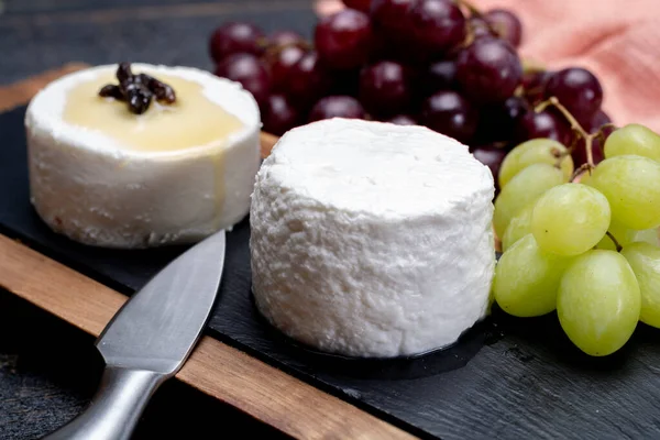 Quesos Suaves Franceses Variedad Diferentes Sabores Leche Cabra Quesos Naturales —  Fotos de Stock