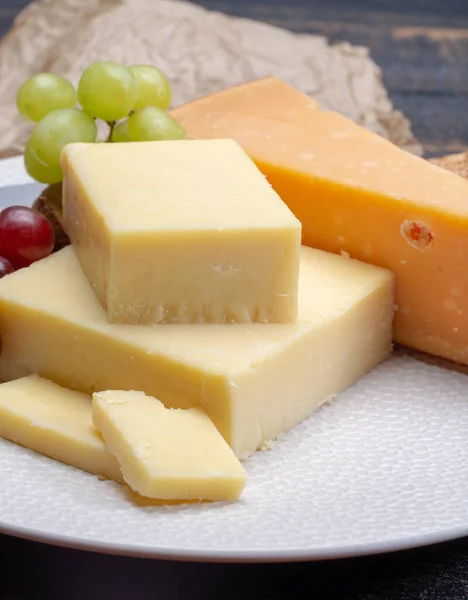 Gelagerte Englische Cheddar Und Alte Holländische Käse Die Beliebteste Art — Stockfoto