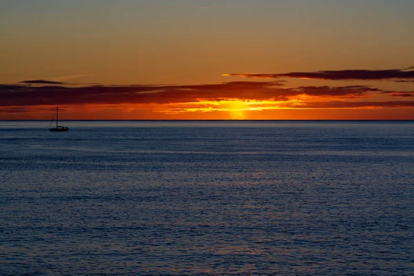 濃い青の海の上にカラフルな日の出と風景 — ストック写真