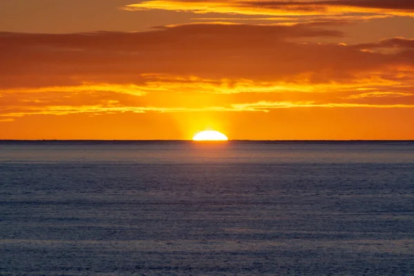 Пейзаж Красочным Восходом Солнца Над Темной Голубой Водой Океана — стоковое фото