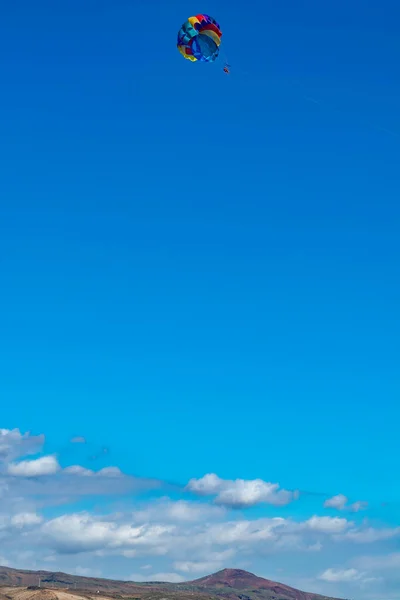 Морские Пляжные Виды Спорта Туристов Парасейлинг Синем Небе Копирования Пространства — стоковое фото