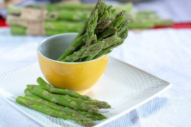 Taze çiğ yeşil kuşkonmaz. Pişirmeye hazır. Yakın plan.