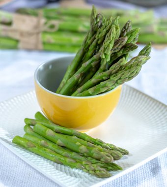 Taze çiğ yeşil kuşkonmaz. Pişirmeye hazır. Yakın plan.