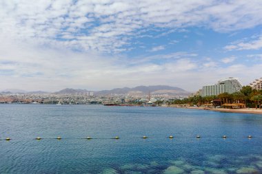 Şehir manzarası, güneşli Eilat 'ın panoramik manzarası, İsrail' in güneyindeki Negev çölünde turistik ve tatil için lüks vaha Kızıl Deniz 'de.