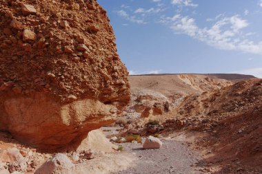Çölde güzel bir jeolojik oluşum, renkli kumtaşı kanyon yürüyüş rotası, İsrail 'in Negev çölünde Kızıl Kanyon.