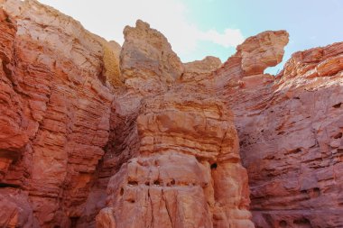 Çölde güzel bir jeolojik oluşum, renkli kumtaşı kanyon yürüyüş rotası, İsrail 'in Negev çölünde Kızıl Kanyon.