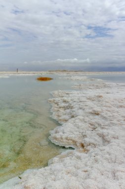 Deniz seviyesinin altında dünyanın en düşük tuzlu gölü. Ölü deniz, lüks tatil beldesi Ein Bokek 'in yakınlarındaki minerallerle dolu. Tıbbi tedavi, iklim tedavisi, talasoferapi ve helyoterapi için mükemmel bir yer..