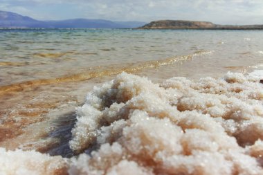 Deniz seviyesinin altında dünyanın en düşük tuzlu gölü. Ölü deniz, lüks tatil beldesi Ein Bokek 'in yakınlarındaki minerallerle dolu. Tıbbi tedavi, iklim tedavisi, talasoferapi ve helyoterapi için mükemmel bir yer..