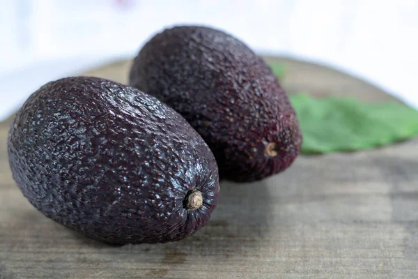 Zwei Ganze Reife Rohe Hassavocados Nahaufnahme Gesundes Ernährungskonzept — Stockfoto