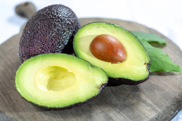 Zwei Frische Reife Rohe Hassavocados Nahaufnahme Gesundes Ernährungskonzept — Stockfoto