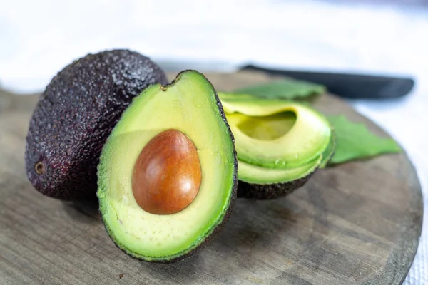 Dos Aguacates Hass Crudos Maduros Frescos Cerca Concepto Comida Saludable —  Fotos de Stock