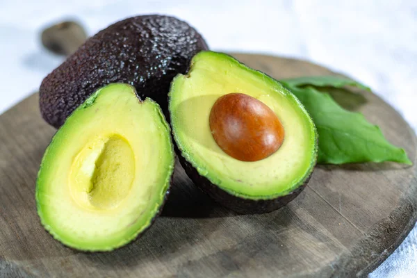 Twee Verse Rijpe Rauwe Hass Avocado Close Gezonde Voeding Concept — Stockfoto