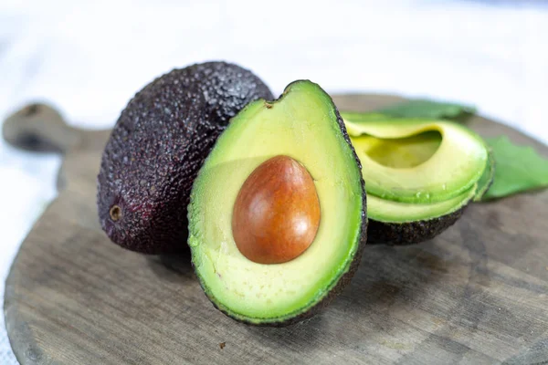 Dos Aguacates Hass Crudos Maduros Frescos Cerca Concepto Comida Saludable — Foto de Stock