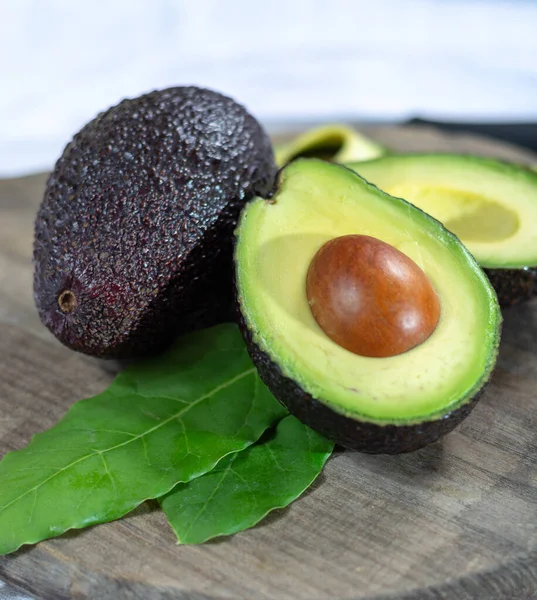 Zwei Frische Reife Rohe Hassavocados Nahaufnahme Gesundes Ernährungskonzept — Stockfoto