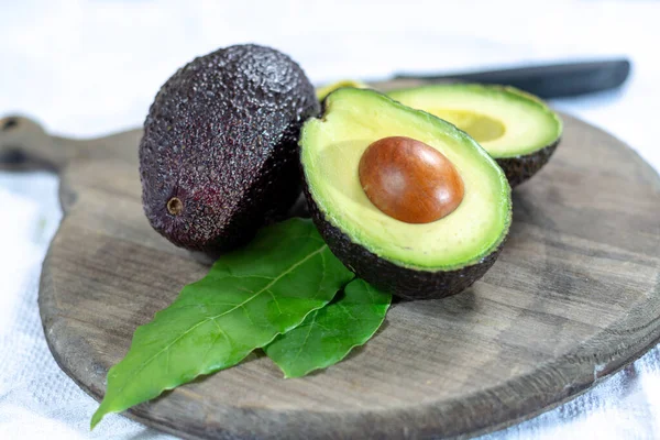 Zwei Frische Reife Rohe Hassavocados Nahaufnahme Gesundes Ernährungskonzept — Stockfoto