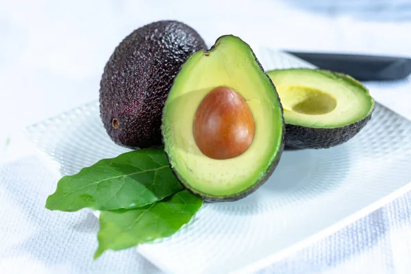 Dos Aguacates Hass Crudos Maduros Frescos Cerca Concepto Comida Saludable —  Fotos de Stock