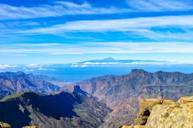 Gran Canaria adası manzarası, tepeden Roque Nublo 'ya Tenerife adasındaki Teide Dağı manzarası
