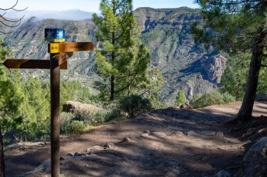 İşaret direğiyle yürüyüş yolları, Gran Kanarya Adası, Kanarya, İspanya 'daki dağlarda yürüyüş yolları.