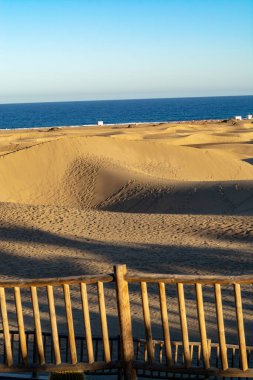Maspalomların sarı kumlu kumulları ve mavi Atlantik Okyanusu, Büyük Kanarya, Kanarya Adaları, İspanya