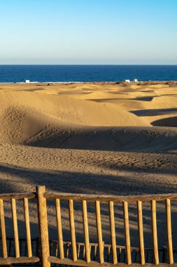 Maspalomların sarı kumlu kumulları ve mavi Atlantik Okyanusu, Büyük Kanarya, Kanarya Adaları, İspanya