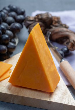 Siyah üzümle servis edilen sert portakallı çedar peyniri.