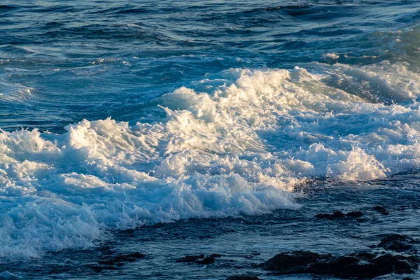 Háttér Sötétkék Óceán Víz Hullámok Közeledik Naplemente — Stock Fotó