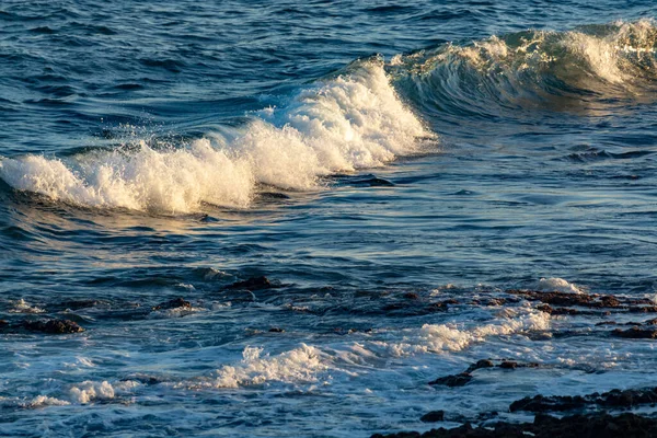 背景为深蓝色 日落时海水波涛汹涌 — 图库照片