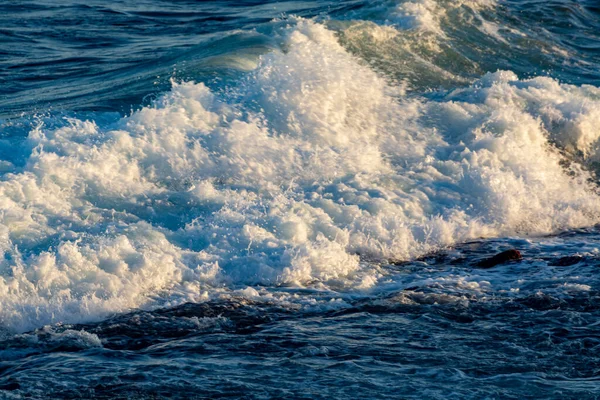 Fundo Com Ondas Água Azul Escuro Oceano Perto Pôr Sol — Fotografia de Stock