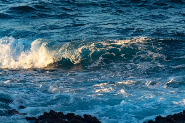 Háttér Sötétkék Óceán Víz Hullámok Közeledik Naplemente — Stock Fotó