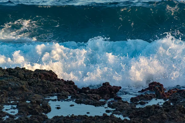 Фон Темно Синіми Океанськими Водними Хвилями Крупним Планом Заході Сонця — стокове фото