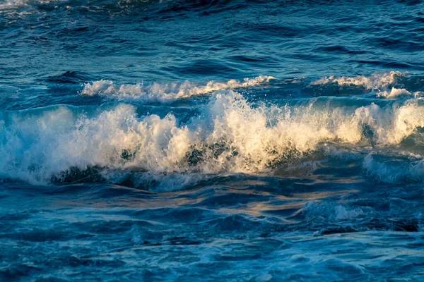 Tło Ciemnoniebieskim Oceanem Fale Wodne Zbliżyć Zachód Słońca — Zdjęcie stockowe