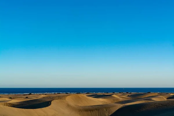 マスパロマスと青い大西洋の黄色の砂丘の風景 グラン カナリア諸島 カナリア諸島 スペイン — ストック写真