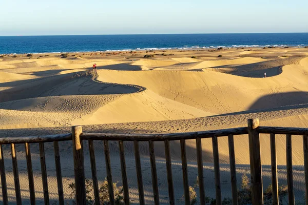 マスパロマスと青い大西洋の黄色の砂丘の風景 グラン カナリア諸島 カナリア諸島 スペイン — ストック写真