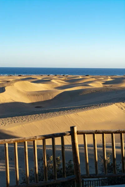 Paisaje Con Dunas Arena Amarilla Maspalomas Océano Atlántico Azul Gran —  Fotos de Stock