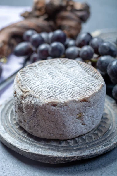 Intero Tondo Maturo Formaggio Francese Tomme Servito Con Uva Nera — Foto Stock