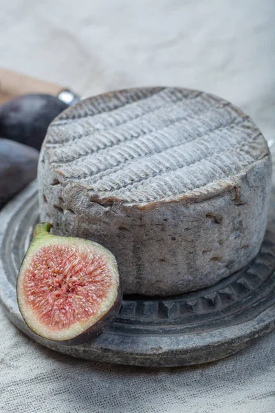 Formaggio Francese Intero Tondo Maturo Tomme Servito Con Uva Nera — Foto Stock