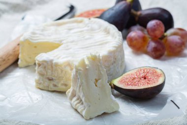 Fransız peyniri. Orijinal Camembert de Normandie peyniri. Taze incir ve üzümlerle servis ediliyor.