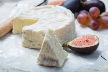 Fransız peyniri. Orijinal Camembert de Normandie peyniri. Taze incir ve üzümlerle servis ediliyor.