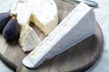 İki parça yumuşak Fransız peyniri. Krem peyniri ve beyaz küflü ve güçlü kokulu. Taze incirle servis ediliyor.