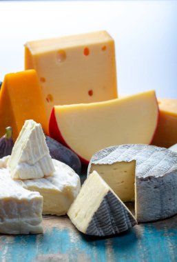 Meşhur Avrupa peynirleri, Hollanda kırmızı topu Edam ve delikli eski peynirler, İspanyol manchego peyniri, Fransız peyniri ve Camembert peyniri, İngiliz çedar peyniri ve İtalyan mozzarella bufalosu ahşap tabakta servis ediliyor.