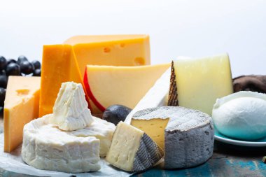 Meşhur Avrupa peynirleri, Hollanda kırmızı topu Edam ve delikli eski peynirler, İspanyol manchego peyniri, Fransız peyniri ve Camembert peyniri, İngiliz çedar peyniri ve İtalyan mozzarella bufalosu ahşap tabakta servis ediliyor.