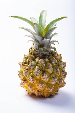 Taze olgun bir ananas ya da tatlı bebek ananaslar. Yakından izole.