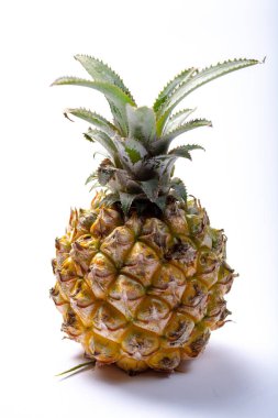 Taze olgun bir ananas ya da tatlı bebek ananaslar. Yakından izole.