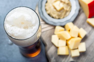Lezzetli karışım, koyu Belçika birası ve hardallı sert peynir parçaları.