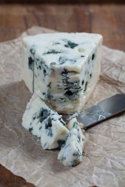 Rokfor, Fransa 'nın güneyinde koyun sütünden yapılan yumuşak Fransız peyniri, mavi küflü dünyanın en iyi bilinen mavi peynirlerinden biri.