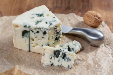 Rokfor, Fransa 'nın güneyinde koyun sütünden yapılan yumuşak Fransız peyniri, mavi küflü dünyanın en iyi bilinen mavi peynirlerinden biri.